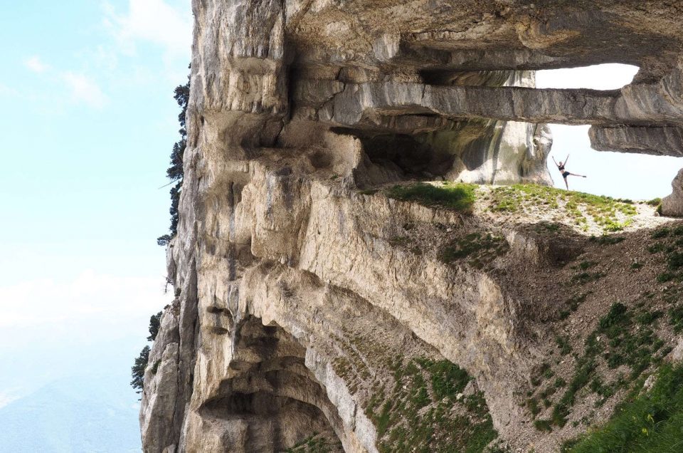 La tour percée, arche en chartreuse dans les Alpes